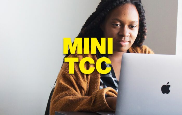 Aluno lendo um artigo sobre como elaborar um mini TCC