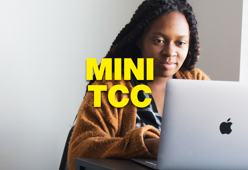 Aluno lendo um artigo sobre como elaborar um mini TCC